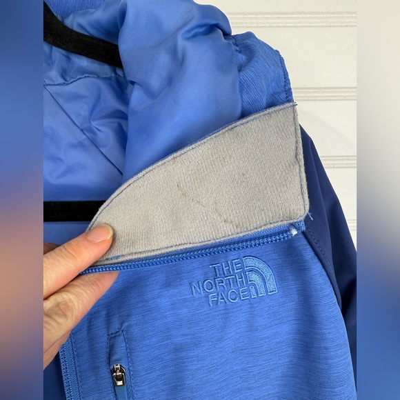 The North Face women’s 2 toned blue hooded windbreaker jacket. Size large. - Picture 3 of 9
